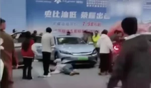 (VIDEO) 5 osoba ozlijeđeno na kineskom Auto Showu - Električno Vozilo otelo se kontroli 22 1000067712